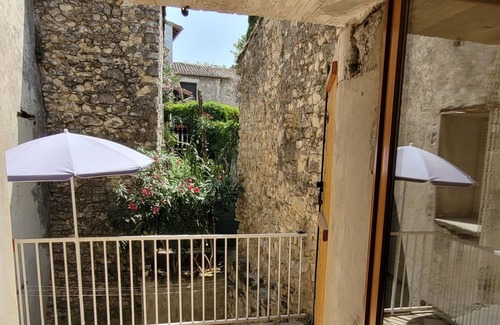 Livron-sur-Drome Casa | Town house with small terrace in upper Livron. Pets allowed