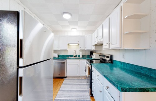 South Bethany Cabaña | Town of South Bethany oceanside cottage with screened porch, outdoor shower, W/D