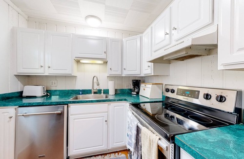 South Bethany Cabaña | Town of South Bethany oceanside cottage with screened porch, outdoor shower, W/D