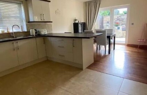 Cashel Villa | Town villa with charming garden & bbq area