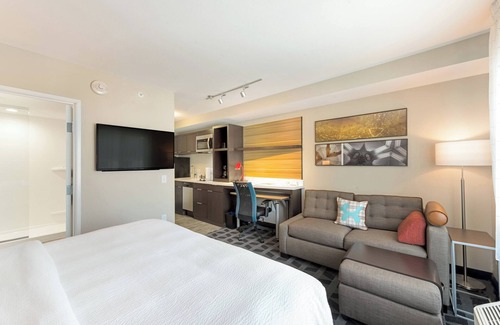Greensboro Hotel | TownePlace Suites by Marriott Greensboro Coliseum Area