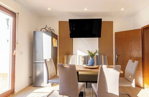 Rhens Casa | Townhaus: 8 Bedroom, Sauna & Weinkeller