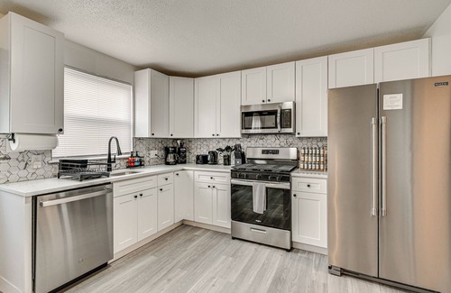 Hartford Casa | Townhome 1 Mi to Colt Park & Industrial District!