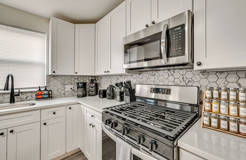 Hartford Casa | Townhome 1 Mi to Colt Park & Industrial District!