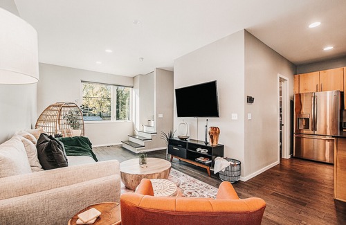 Kansas City Casa | Townhome - Downtown KC w/ 2 car garage! 30+ day stays.
