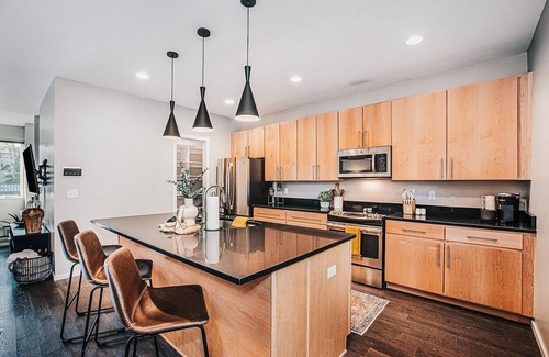 Kansas City Casa | Townhome - Downtown KC w/ 2 car garage! 30+ day stays.
