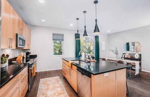Kansas City Casa | Townhome - Downtown KC w/ 2 car garage! 30+ day stays.