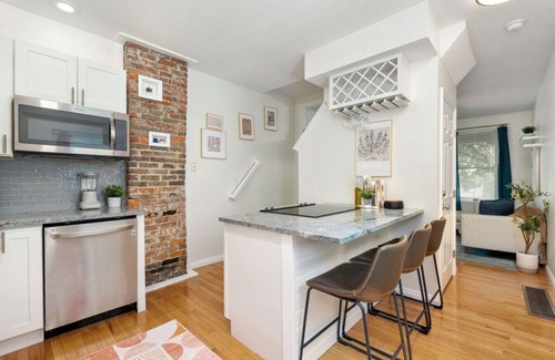 Italian Village Condominio | Townhome in Victorian Village