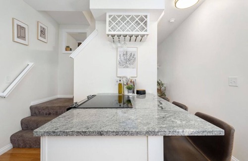Italian Village Condominio | Townhome in Victorian Village