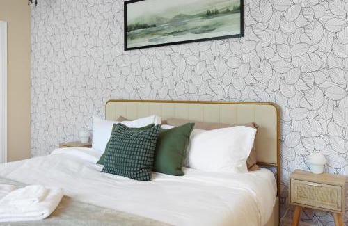Shady Acres Casa | Townhome - Modern Boho - Heights - King bed