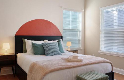 Shady Acres Casa | Townhome - Modern Boho - Heights - King bed