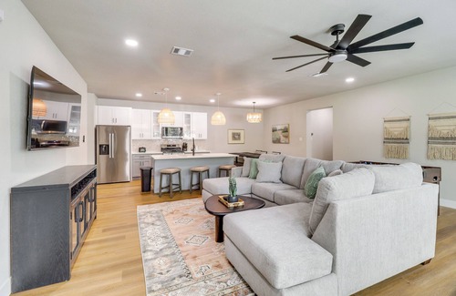 Central Arlington Casa | Townhome Near AT&T Stadium: Great for Game Day!