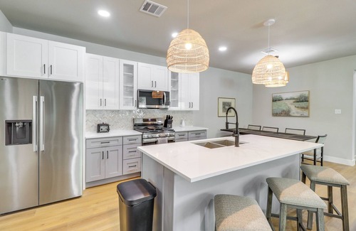 Central Arlington Casa | Townhome Near AT&T Stadium: Great for Game Day!