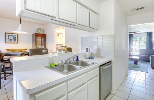Galveston Apartamento | Townhome Near Beach in Galveston: Furnished Patio!