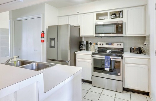 Galveston Apartamento | Townhome Near Beach in Galveston: Furnished Patio!