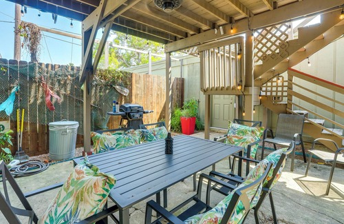 Galveston Apartamento | Townhome Near Beach in Galveston: Furnished Patio!