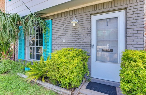 Galveston Apartamento | Townhome Near Beach in Galveston: Furnished Patio!