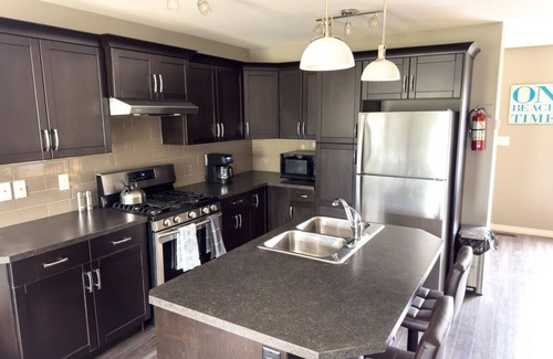Sylvan Lake Casa | Townhome Retreat: Sylvan Sunrise Escape, Minutes from the Beach!