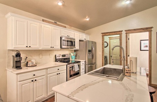 Four Corners Casa | Townhome w/ Private Hot Tub, 8 Mi to Downtown