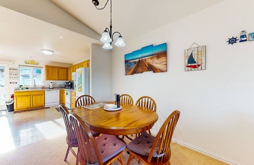 Lincoln City Casa | Townhome within walking distance of the beach with balconies & W/D