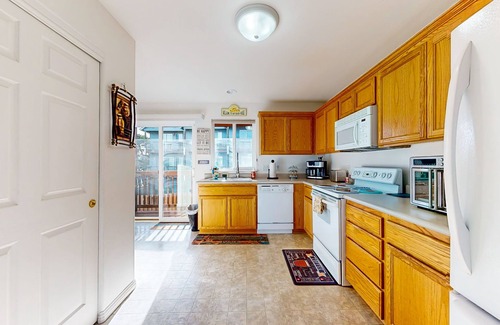 Lincoln City Casa | Townhome within walking distance of the beach with balconies & W/D