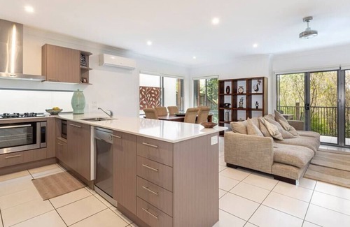 Birtinya Casa | Townhouse Birtinya 1km to Hospital 5 mins to Beach