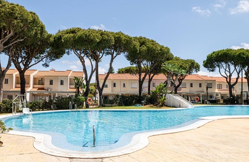 Poblado Sancti Petri Casa | Casa adosada cerca de la playa La Barrosa con piscina comunitaria