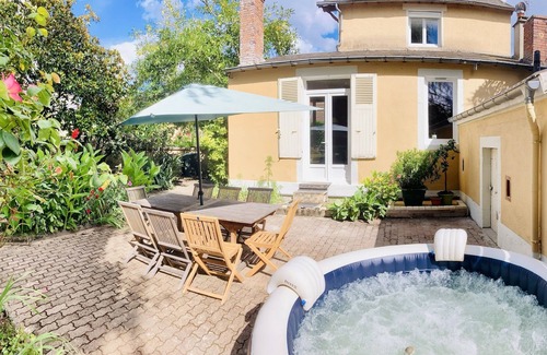 La Guerche-sur-l'Aubois Casa | Townhouse in the countryside with large garden and jacuzzi