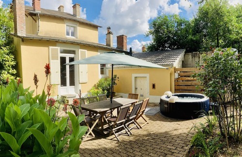 La Guerche-sur-l'Aubois Casa | Townhouse in the countryside with large garden and jacuzzi