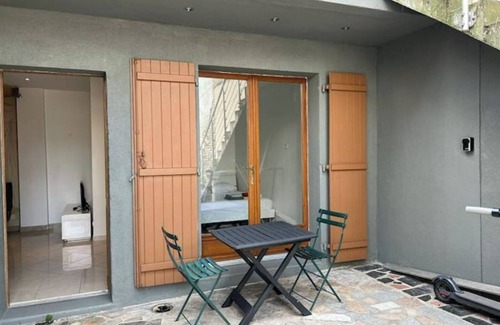 Les Puces de Saint-Ouen Apartamento | Townhouse apartment