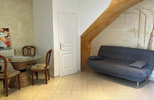 Les Puces de Saint-Ouen Apartamento | Townhouse apartment