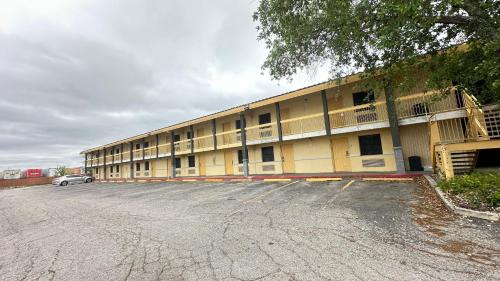 North San Antonio - SAT Hotel | Townhouse Garden Inn & Suites San Antonio I 35