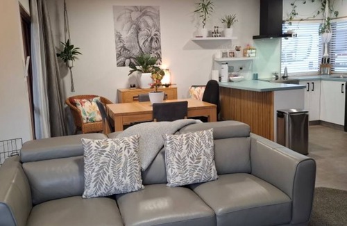 Nelson South Casa | Townhouse Haven - Modern, Spa, close to Nelson Central! Pets welcome.