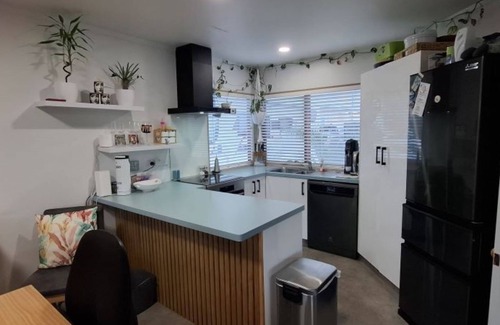 Nelson South Casa | Townhouse Haven - Modern, Spa, close to Nelson Central! Pets welcome.