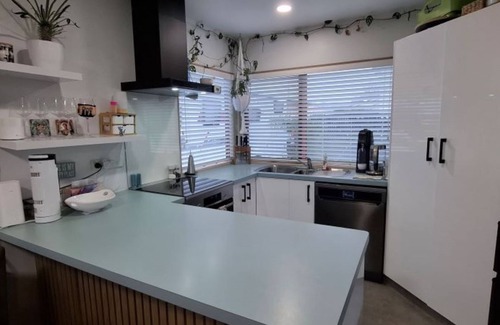 Nelson South Casa | Townhouse Haven - Modern, Spa, close to Nelson Central! Pets welcome.