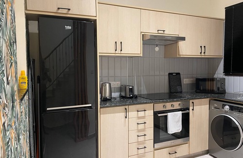 Paphos Apartamento | Townhouse with pool 5 minute walk to beach