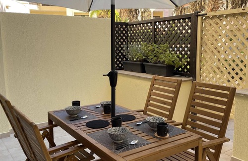 Paphos Apartamento | Townhouse with pool 5 minute walk to beach