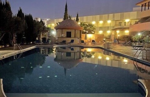 Paphos Apartamento | Townhouse with pool 5 minute walk to beach
