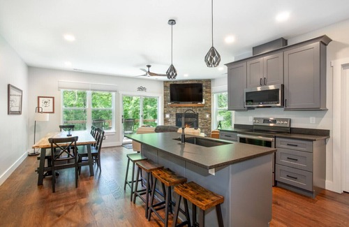 Townsend Cabina | Townsend Gem: Retreat with Hot Tub & Fire Pit