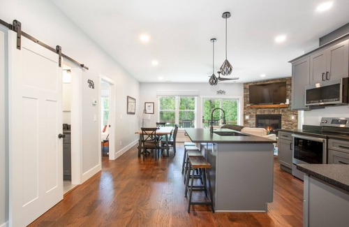 Townsend Cabina | Townsend Gem: Retreat with Hot Tub & Fire Pit