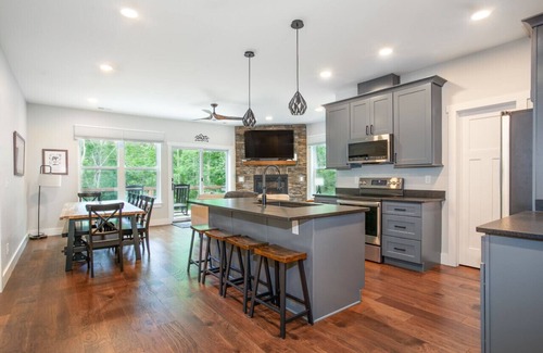 Townsend Cabina | Townsend Gem: Retreat with Hot Tub & Fire Pit