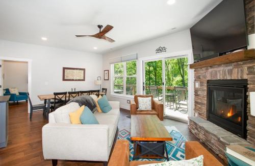 Townsend Casa | Townsend Gem: Retreat with Hot Tub & Fire Pit