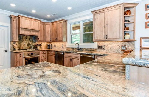 Townsend Casa | ¡CASA DE MONTAÑA! Pvt Pavilion, Hot Tub, Arcade Games, Theatre Room, Bunk Room!