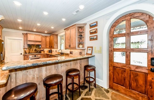 Townsend Casa | ¡CASA DE MONTAÑA! Pvt Pavilion, Hot Tub, Arcade Games, Theatre Room, Bunk Room!