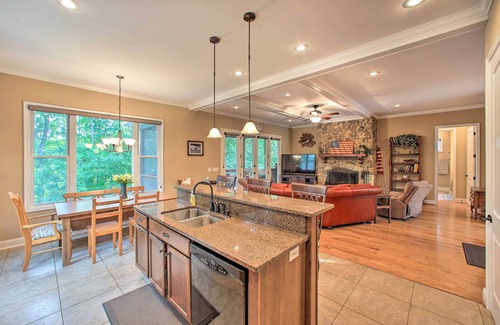 Townville Cabaña | Townville Lakefront Cottage w/ Private Dock!