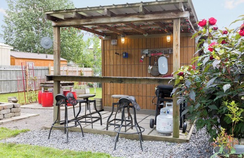 Canaan Valley Apartamento | Pequeña paz del zen. Increíble patio trasero cercado con área de parrilla. Cerca de cervecerías! ¡Mascota amigable!
