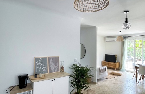Pernes-les-Fontaines Casa | Très Jolie Maison 100 % Cosy et Confortable Avec un bel Extérieur et Jacuzzi!