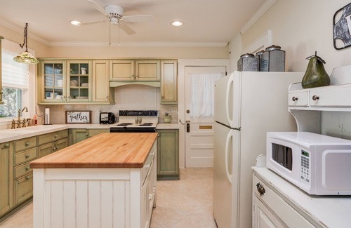 Hendersonville Casa | Tracy's Downtown Cottage, entra a la histórica calle principal de Hendersonville