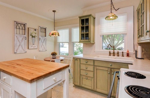 Hendersonville Casa | Tracy's Downtown Cottage, entra a la histórica calle principal de Hendersonville