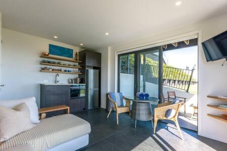 Oneroa Apartamento | Tradewinds Luxury Apartment, views, pool and spa